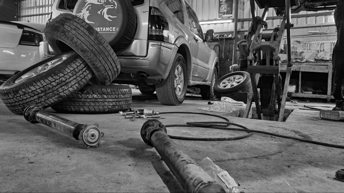 Майстер виконує шиномонтажні роботи на підйомнику